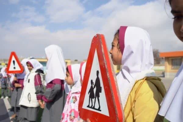 آموزش ایمنی و ترافیکی به ۴۰۰۰ دانشآموز مدارس حاشیه راه توسط راهداری استان مرکزی  دانش آموز اراک مدارس اراک