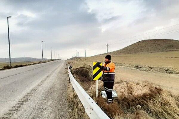 افزایش ایمنی راههای بخش نوبران شهرستان ساوه توسط راهداران غرقآباد در استان مرکزی تابلو