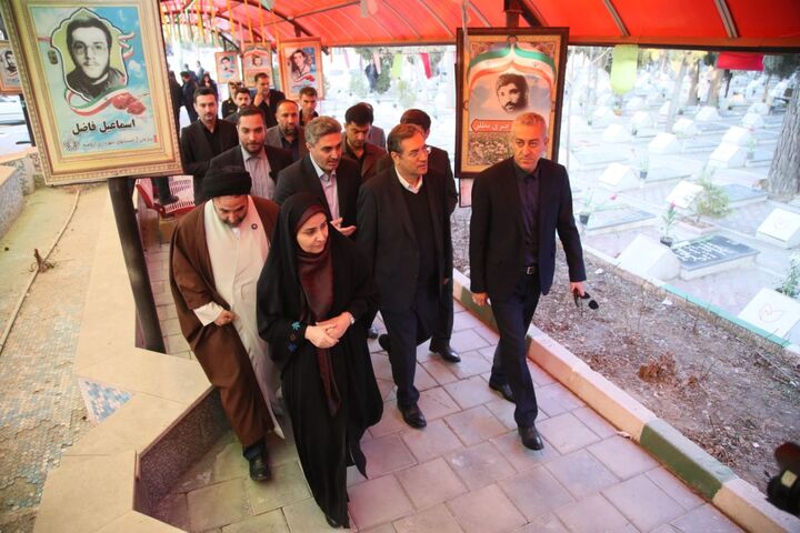 ویدیو| حضور وزیر راه و شهرسازی در گلزار شهدای ارومیه و ادای احترام به مقام شهدا ببینید | ورود وزیر راه و شهرسازی به استان آذربایجان شرقی و تجدید میثاق با آرمانهای شهدا