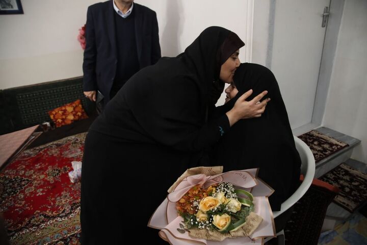 ویدیو| دیدار وزیر راه و شهرسازی با خانواده شهیدان رستمی و میرزایی ببینید | دیدار وزیر راه و شهرسازی با خانواده شهیدان رستمی و میرزایی در ارومیه