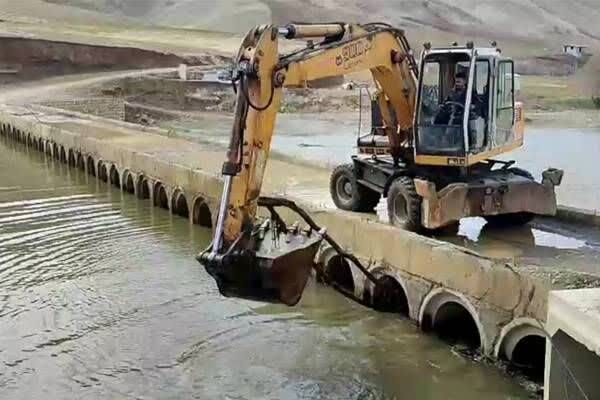 ویدئو|پاک‌سازی و دریواسیون دهانه پله لوله ای روستای سیور محور مریوان _ سنندج با تلاش راهداران شهرستان مریوان