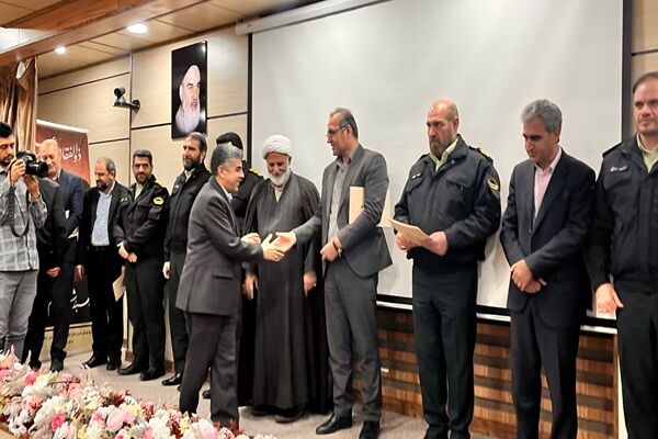 ببینید|گزارش تصویری از جلسه هم اندیشی فرمانده انتظامی استان البرز با مدیر کل در راستای افزایش ایمنی محورهای مواصلاتی استان همزمان با آغاز سفرهای نوروزی