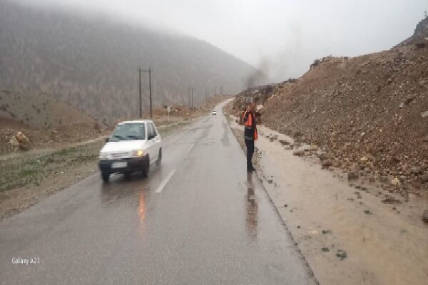 ویدئو | اجرای عملیات ریزشبرداری و پاکسازی گلولای روانآبها در گردنههای چهارمحالوبختیاری ریزش