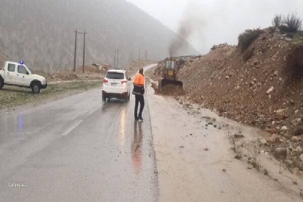 ویدیو| عملیات جمعآوری ریزشیهای محور ناغان به دره عشق - دره بید چهارمحال و بختیاری ریزش