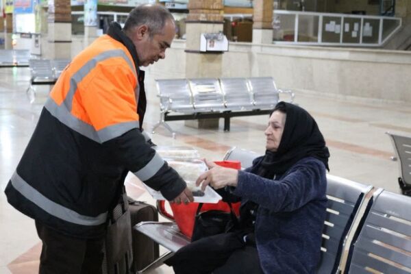 ویدیو| توزیع افطاری در ترمینال مسافربری آزادی شهرکرد استان چهارمحالوبختیاری افطاری