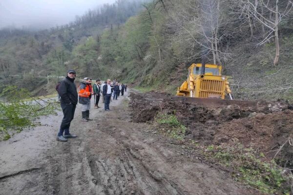 بازگشایی محور رحیمآباد به لشکان (اشکورات) با تلاش راهداران استان گیلان رحیم آباد