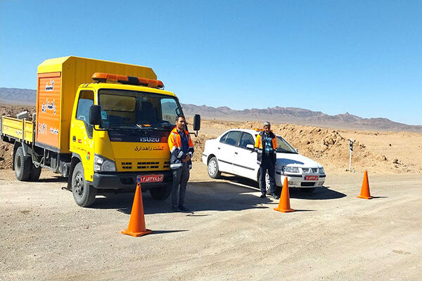 خدمترسانی ۱۸۸ راهدار در قالب ۲۰ تیم راهداری به مسافرین نوروزی در یزد گشت راهداری نوروزی یزد