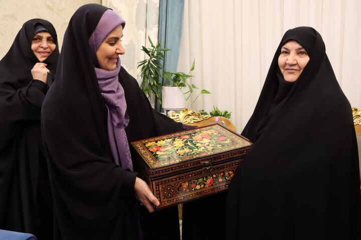 دیدار وزیر راه و شهرسازی با خانواده شهید سردار شوشتری  ببينيد | دیدار نوروزی وزیر راه و شهرسازی در مشهد مقدس با خانواده سردار شهید شوشتری و در آستانه روز جهانی قدس