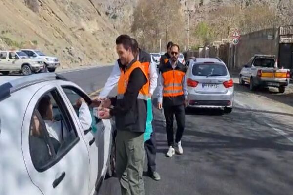 ویدیو|توزیع کیسه های زباله به مسافران در روز طبیعت در محور کرج- کندوان توسط راهداران گچسر ویدیو|توزیع کیسه های زباله به مسافران در روز طبیعت در محورکرج کندوان توسط راهداران گچسر
