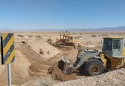 تسطیح مسیر و مرمت آبردگی های محورهای مواصلاتی به همت عوامل راهداری و حمل و نقل جادهای خراسان جنوبی