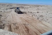 تسطیح مسیر و مرمت آبردگی های محورهای مواصلاتی به همت عوامل راهداری و حمل و نقل جاده‌ای خراسان جنوبی