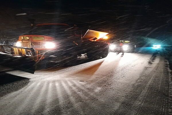 ویدئو|امداد رسانی راهداران آذربایجان شرقی به اتوبوس حامل مسافر در محور اهر -تبریز برف