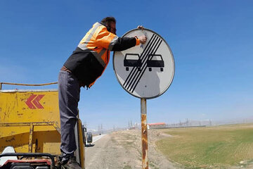 ببینید| تعمیر، نصب و شستشوی تابلوهای علائم در محورهای شهرستان دیواندره استان کردستان