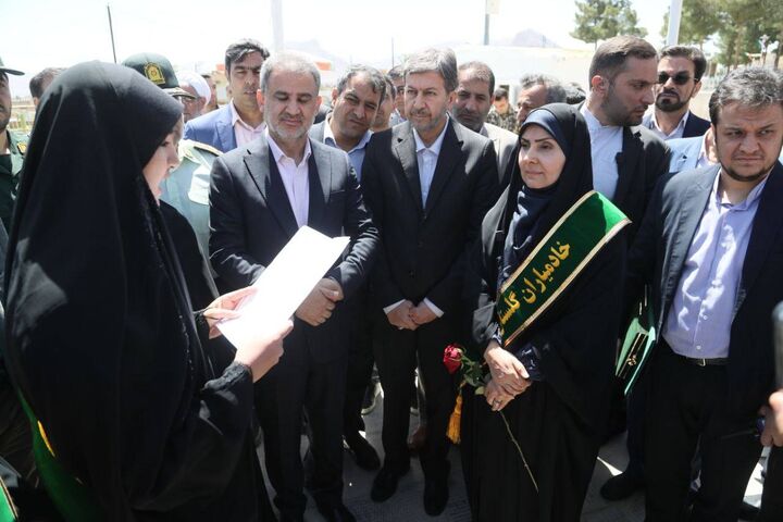 انتخاب «فرزانه صادق» به عنوان خادم یار افتخاری شهدا/ وزیر راه و شهرسازی به مقام «شهید همت» و شهدای شهرضا ادای احترام کرد گلزار شهدای شهرضا