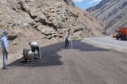 ببینید|احداث راه دسترسی جهت باکس گذاری در پیچ تکاوران در محور کرج کندوان حوزه راهداری گچسر