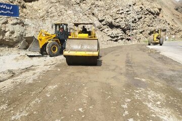 ببینید|احداث راه دسترسی جهت باکس گذاری در پیچ تکاوران در محور کرج کندوان حوزه راهداری گچسر