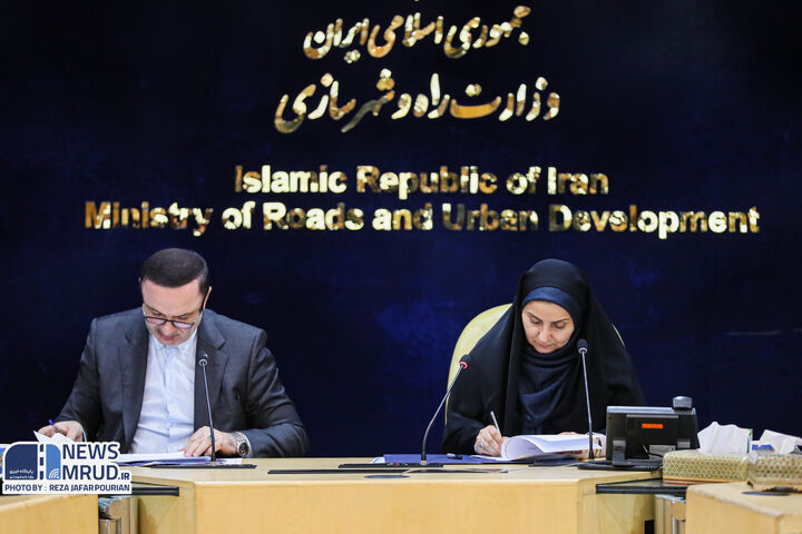 آغاز برنامه تامین مسکن برای بومیان و کارگران مناطق آزاد ببینید | مراسم امضا تفاهمنامه تامین مسکن متقاضیان مناطق آزاد تجاری-صنعتی و ویژه اقتصادی میان وزیر راه و شهرسازی و دبیر مناطق آزاد کشور