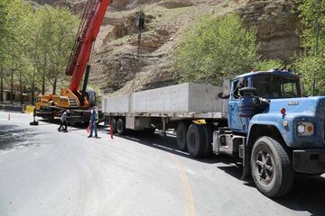 ببینید|ادامه عملیات نصب باکس های پروژه آبروی محدوده پیچ شاندیز در محور کرج-کندوان