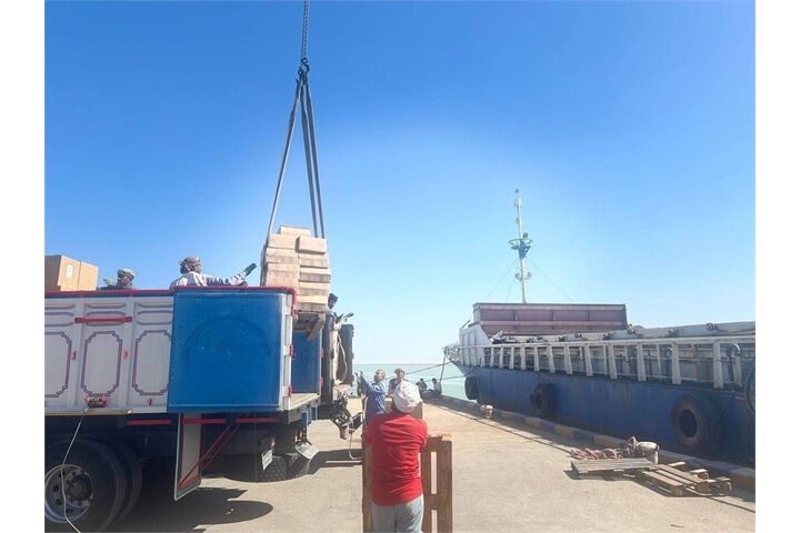 بارگیری نخستین محموله خرمای صادراتی در بندر تجاری شادگان بارگیری نخستین محموله خرما صادراتی در بندر تجاری شادگان