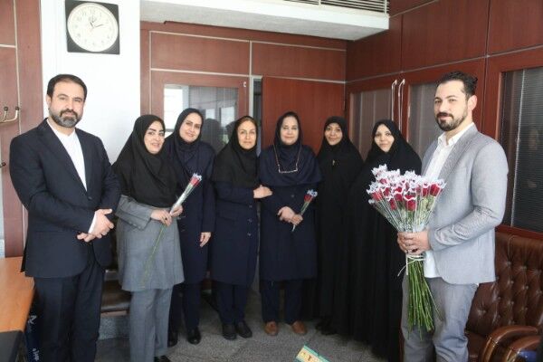 تقدیر از همکاران به مناسبت زادروز تولدشان نشست