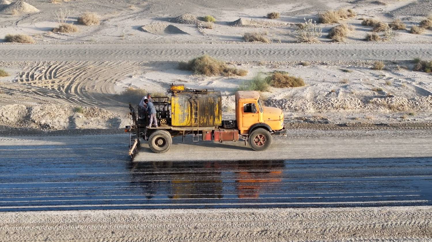 آغاز عملیات اجرایی آسفالت و ارتقای آبروهای محور ایرانشهر - خیرآباد