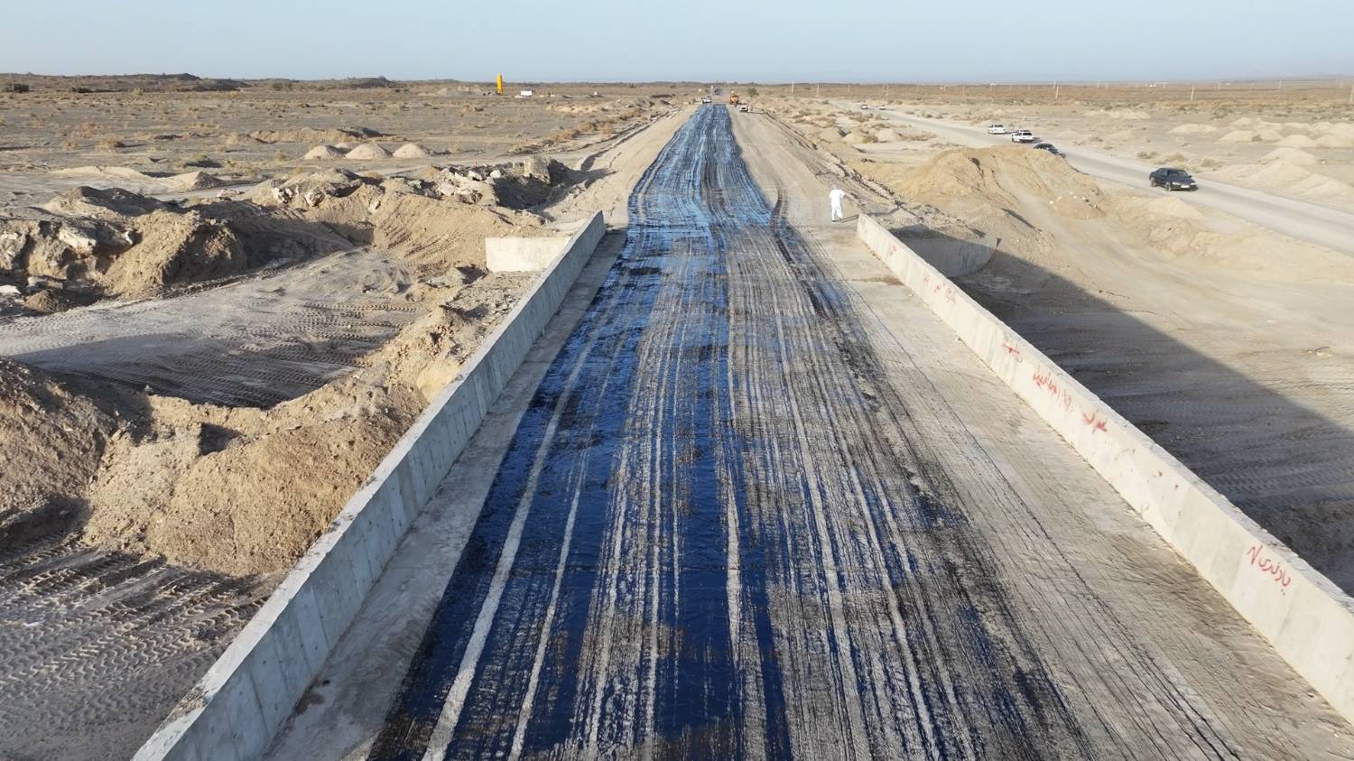 آغاز عملیات اجرایی آسفالت و ارتقای آبروهای محور ایرانشهر - خیرآباد