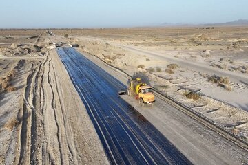 آغاز عملیات اجرایی آسفالت و ارتقای آبروهای محور ایرانشهر - خیرآباد