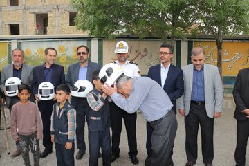 روستای امزاجرد؛ کلاه ایمنی هدیه دانش‌آموزان به پدران موتورسوار