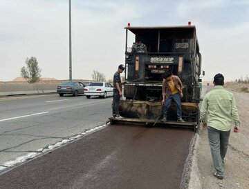 آغاز مرحله دوم اجرای آسفالت حفاظتی میکروسرفیسینگ در آزادراه تهران-قم
