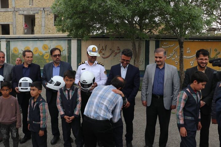 روستای امزاجرد؛ کلاه ایمنی هدیه دانش‌آموزان به پدران موتورسوار