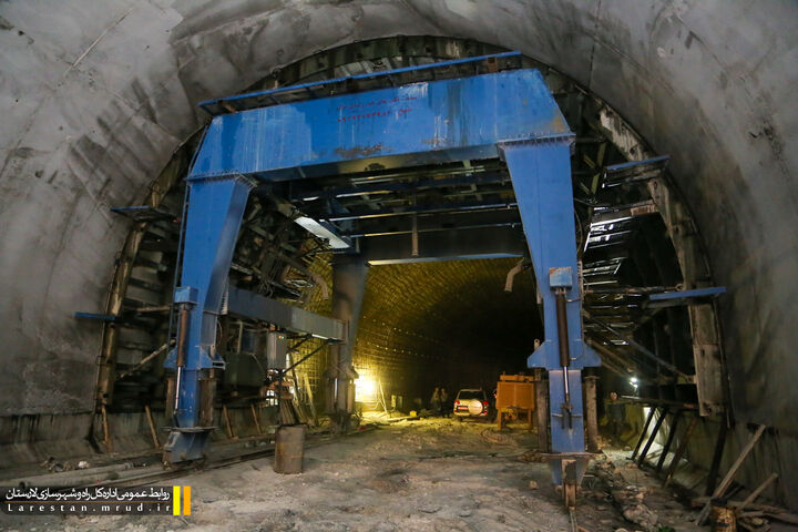تونل شهیده باختر بیگلری لارستان در مرحله اجرای دیوار بتنی بازدید مدیرکل راه و شهرسازی لارستان از روند اجرای عملیات پوشش یکپارچه بتنی مسلح سقف و دیوارههای تونل شهیده باختر بیگلری در محور لار - بستک