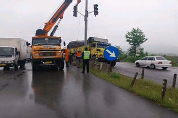 کمک‌رسانی به کامیون باری منحرف‌شده و بازگشایی مسیر نیمه‌مسدود در منطقه  اردجان گیلان