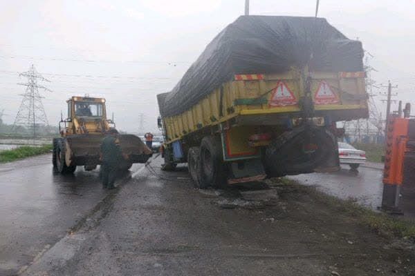 کمکرسانی به کامیون باری منحرفشده و بازگشایی مسیر
نیمهمسدود در منطقه اردجان گیلان کمکرسانی به کامیون باری منحرفشده و بازگشایی مسیر نیمهمسدود در منطقه  اردجان گیلان