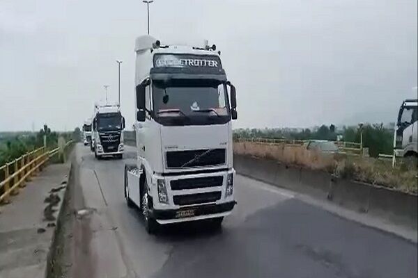 ویدیو|رژه کامیونداران مازندران به یاد جانباختگان حادثه بندر شهید رجایی بندر عباس مازندران