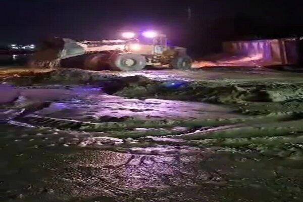 ویدیو|عملیات هدایت آبهای سطحی ناشی از بارش باران و تگرگ شدید در بزرگراه تبریز- آذرشهر باران