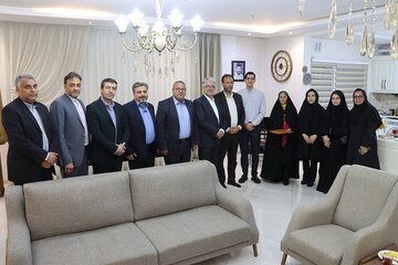 ببینید | تجدید میثاق با آرمان‌های ایثار و فداکاری در دیدار معاون شهرسازی و معماری وزرات راه و شهرسازی با خانواده معزز شهید قاسمی همزمان با سفر به خراسان رضوی