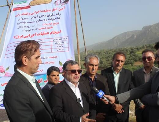کلنگ ۳و نیم کیلومتر دیگر از محور ایلام- سیروان در محدوده چشمه چاهی به زمین زده شد..jpg