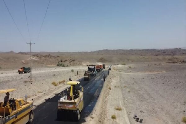 ویدیو | اجرای عملیات بهسازی و روکش آسفالت راه روستایی گروانی، جکان بخش بم پشت شهرستان سراوان در استان سیستان و بلوچستان به طول ۱۴ کیلومتر روکش آسفالت