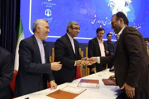 ببینید | تقدیر از مدیرکل راه و شهرسازی استان خراسان رضوی در جشنواره خیرین مدرسه‌ساز