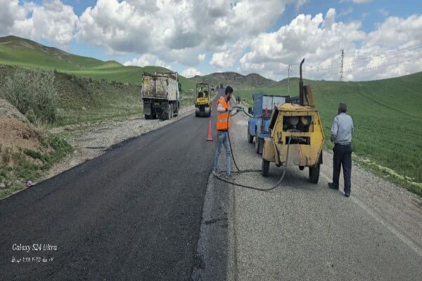 آغاز آسفالت‌ریزی در ۱۱ کیلومتر از جاده هشترود دامناب عزیز کندی