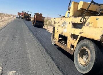 پیشرفت ۳۵ درصدی عملیات آسفالت محور روستایی سرخه – بیابانک – صوفی‌آباد