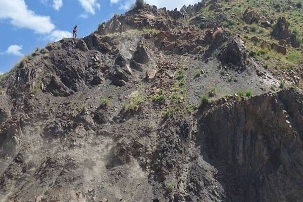 ویدیو|عملیات رهاسازی سنگ های معلق (لق گیری سنگ) در محور کرج کندوان محدوده حسنکدر ویدیو|عملیات رهاسازی سنگ های معلق (لق گیری سنگ) در محور کرج کندوان محدوده حسنکدر