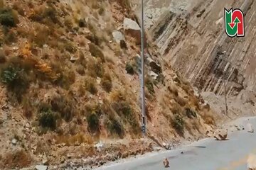 ویدیو| ادامه عملیات رهاسازی سنگ های معلق (لق گیری سنگ) در محور کرج کندوان حوزه راهداری گچسر