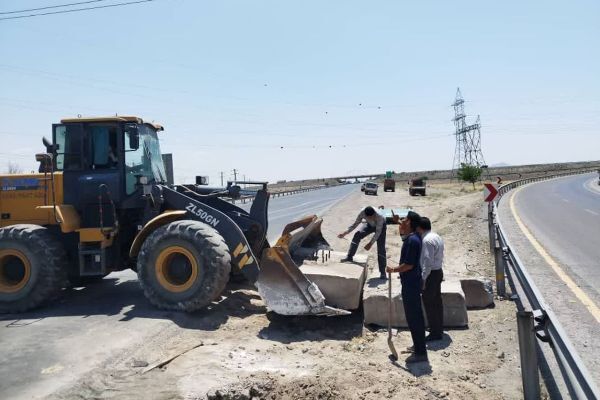 آغاز ساماندهی و تعمیرات حفاظ فلزی برای رفع نقاط حادثه‌خیز در محورهای شمالی استان کرمان