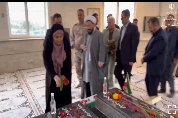ادای احترام وزیر راه و شهرسازی به مقام شهدای شهرستان دالاهو