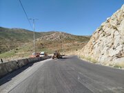 ببینید| پاکسازی و برقراری تردد در محل واژگونی یک دستگاه تریلر در محور خرم آباد - دورود