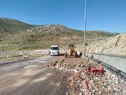 ببینید| پاکسازی و برقراری تردد در محل واژگونی یک دستگاه تریلر در محور خرم آباد - دورود