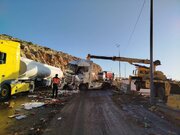 ببینید| پاکسازی و برقراری تردد در محل واژگونی یک دستگاه تریلر در محور خرم آباد - دورود