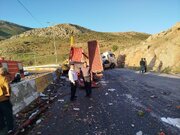 ببینید| پاکسازی و برقراری تردد در محل واژگونی یک دستگاه تریلر در محور خرم آباد - دورود