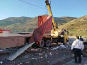 ببینید| پاکسازی و برقراری تردد در محل واژگونی یک دستگاه تریلر در محور خرم آباد - دورود